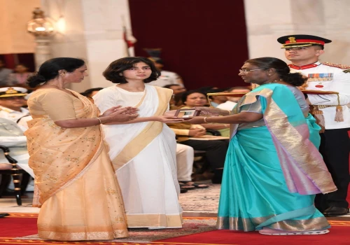 Everyone's eyes were wet when the widow of martyr Captain Anshuman Singh accepted the Kirti Chakra.